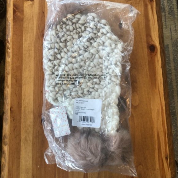 Free People Snow Castle Pom Pom Hat NWT - Picture 3 of 11